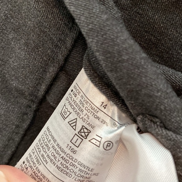 Old Navy Women's Charcoal Ankle Jeans - Picture 4 of 5